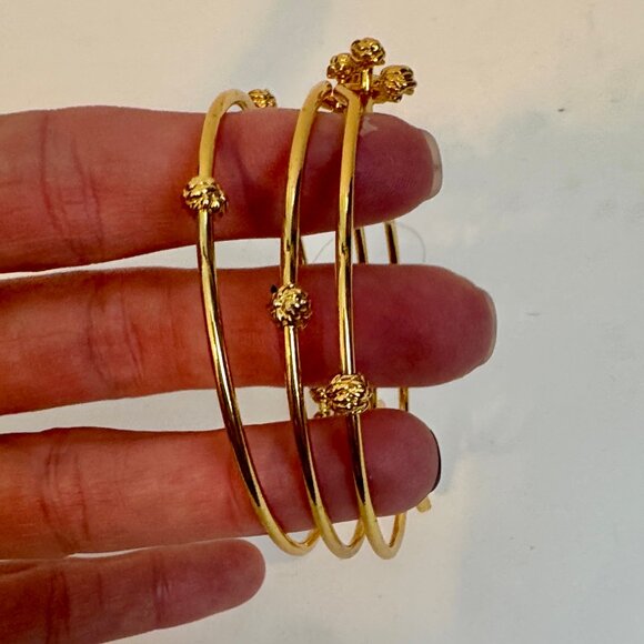 Lilly Pulitzer- NWT Set of 3 Gold Toned Charm Bracelet Bangles - Picture 4 of 4